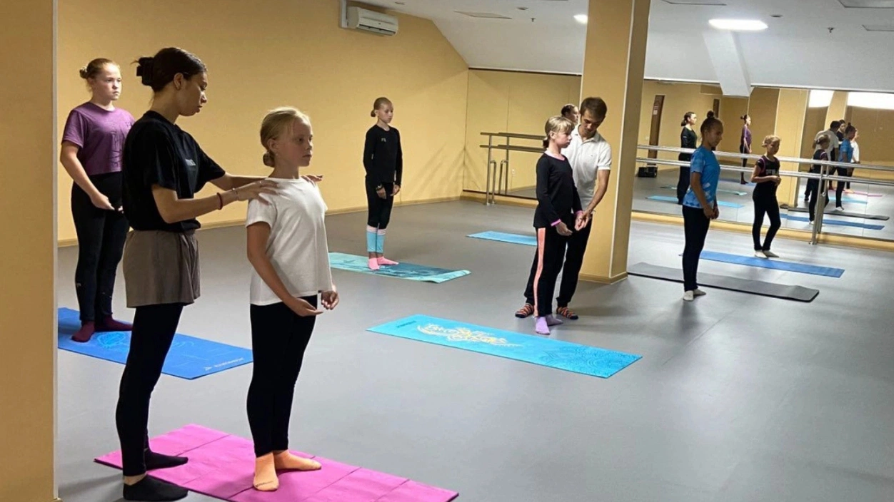 В Салехарде юных фигуристов обучают артисты балета