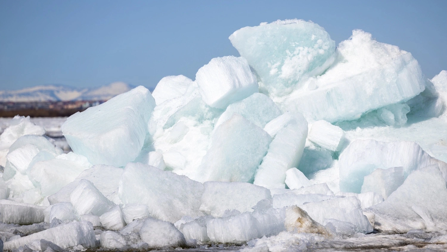 Ледоход в ЯНАО: движение льда наблюдают в селе Аксарка