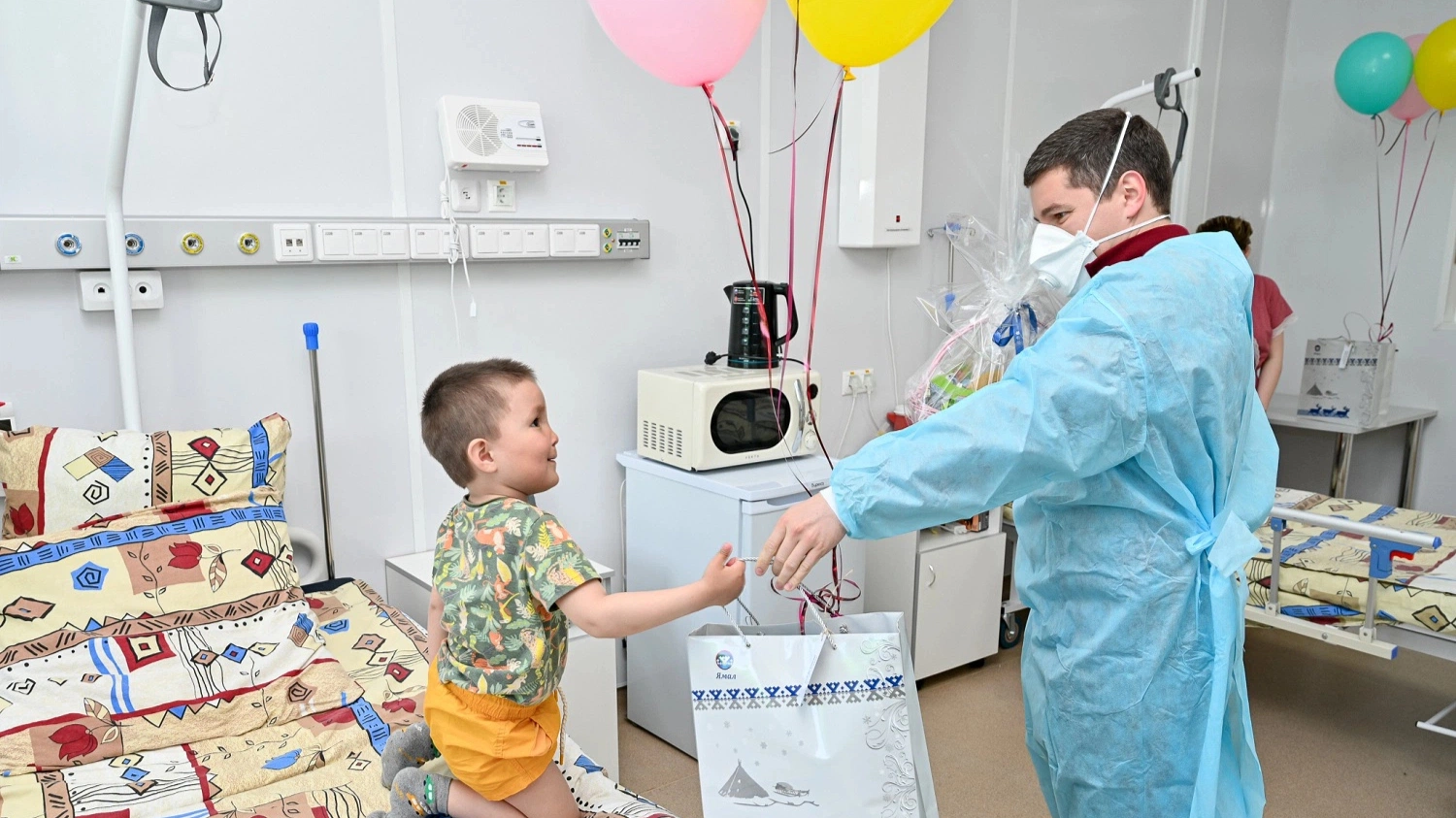 Маленьких пациентов госпиталя с Днём защиты детей поздравил Дмитрий Артюхов
