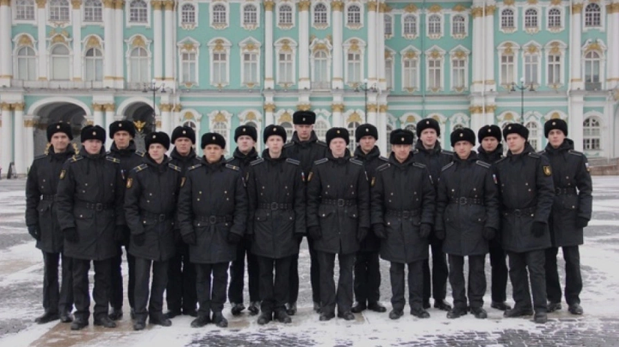 Ямальские срочники из Санкт-Петербурга поздравили родных и близких с наступающим праздником