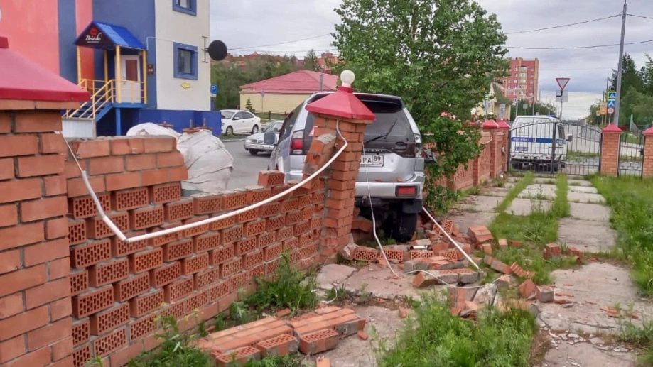 В Салехарде пьяный угонщик разрушил ограду дома, уходя от полиции