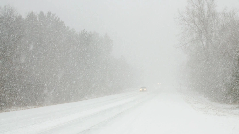 В ЯНАО из-за метели закрыт автомобильный проезд по ледовой переправе и двум зимникам
