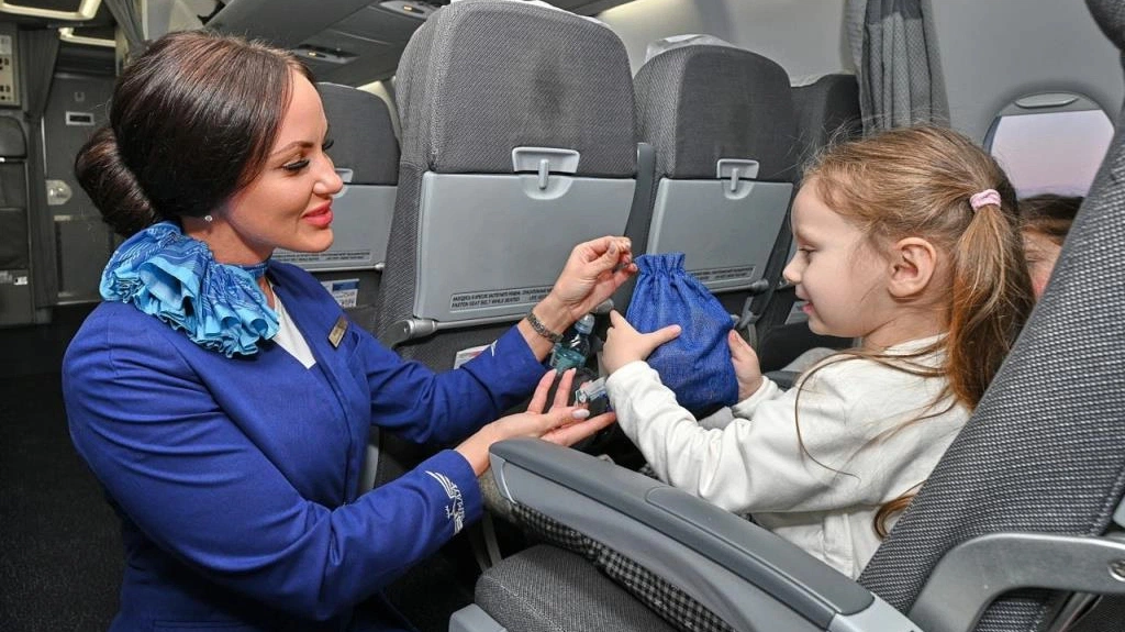 Детям – конфеты. Авиакомпания «Ямал» порадует маленьких пассажиров подарками