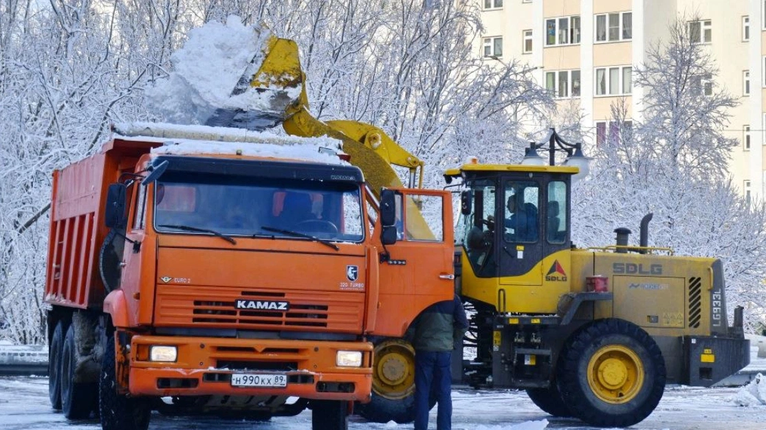 Дорожники Салехарда круглые стуки чистят улицы от снега