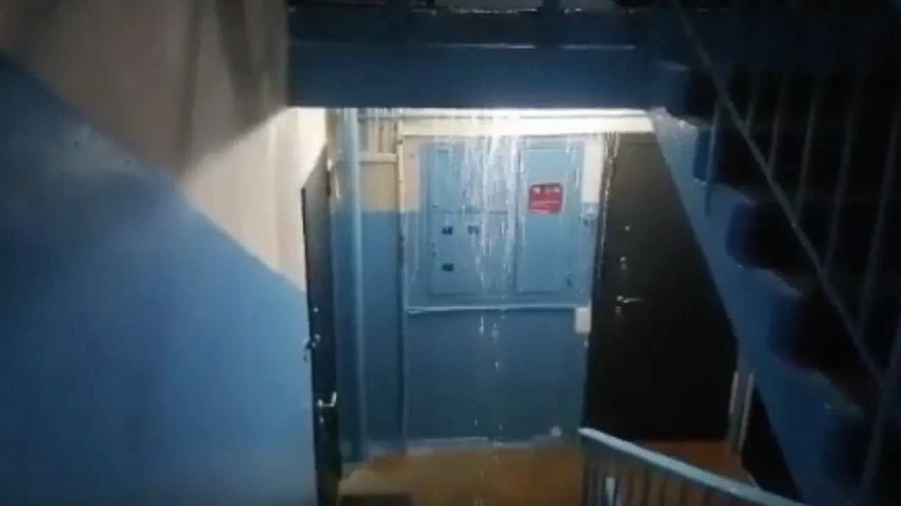 В ЯНАО жилой дом затопило с пятого по первый этажи во время ливня