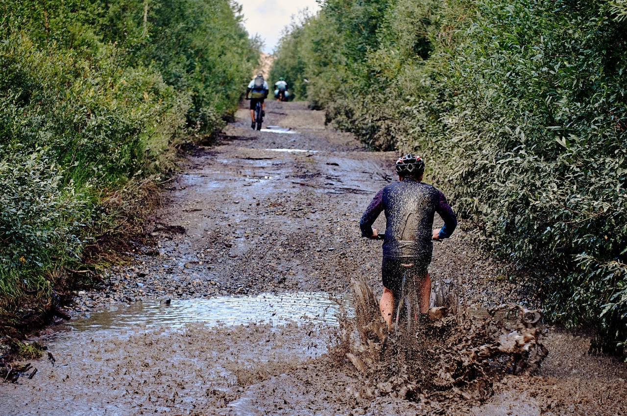 По грязи – к деревянным идолам. На Ямале подвели итоги арктической велогонки