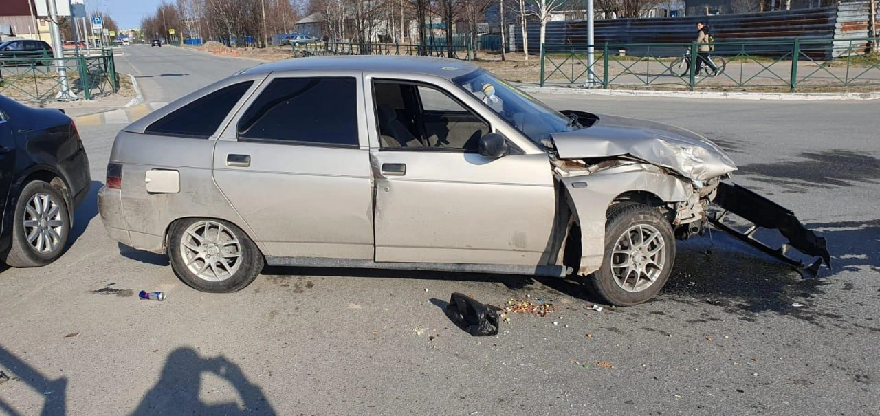 В Ноябрьске столкнулись ВАЗ и Volkswagen: пострадали два человека