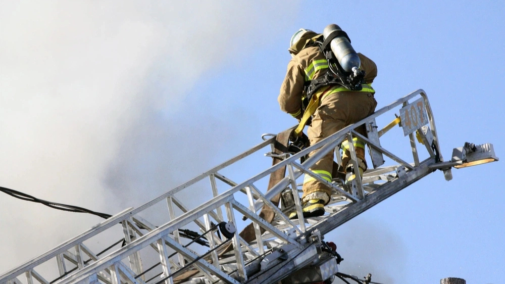 В Ноябрьске спасатели вывели из горящей многоэтажки 50 человек. Один надышался угарным газом