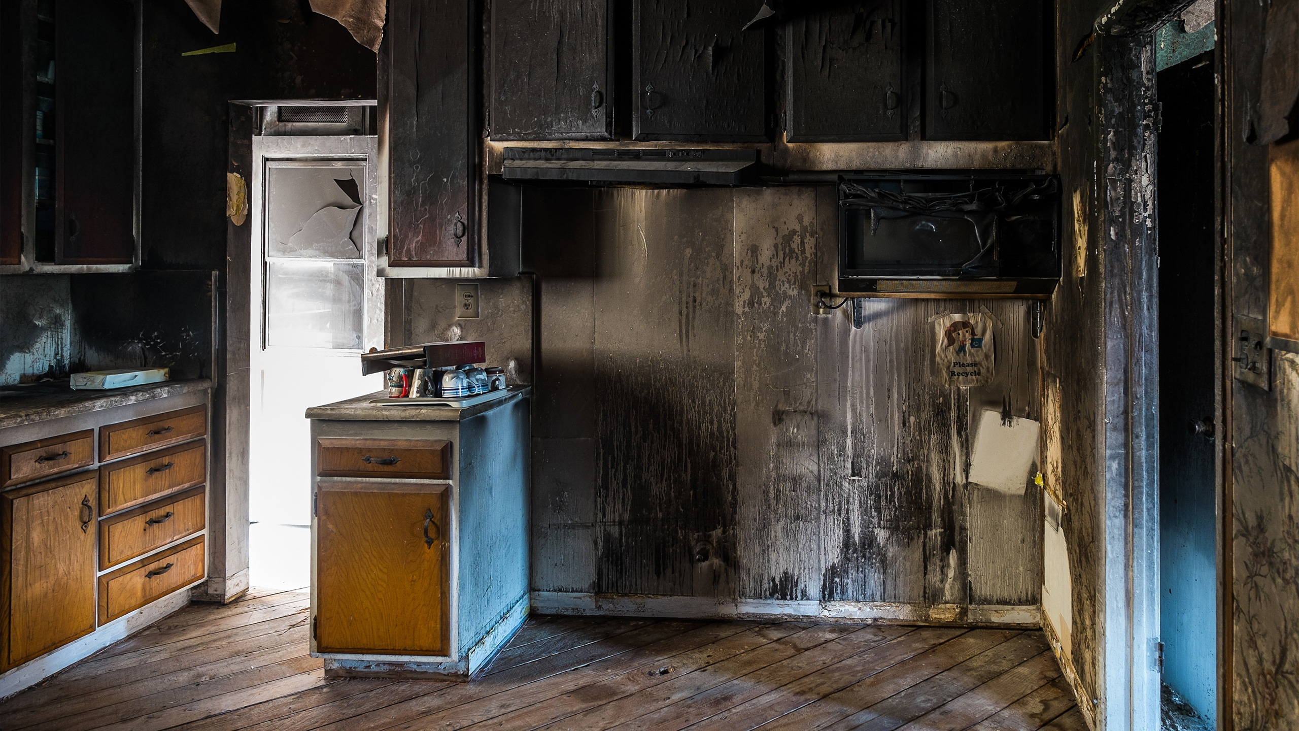 Мебель после пожара. Квартира после пожара. Дом после пожара. Кухня после пожара. Сгоревшая квартира внутри.