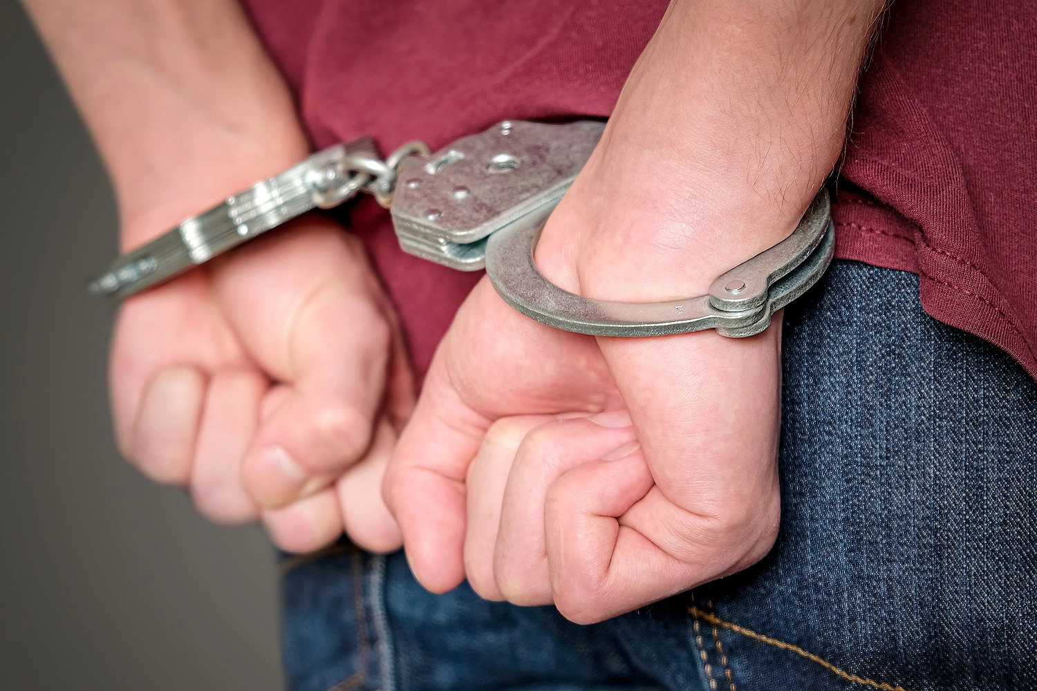 Грабителем, угрожавшим ножом беременной продавщице ювелирного салона в Лабытнанги, оказался 23-летний рецидивист