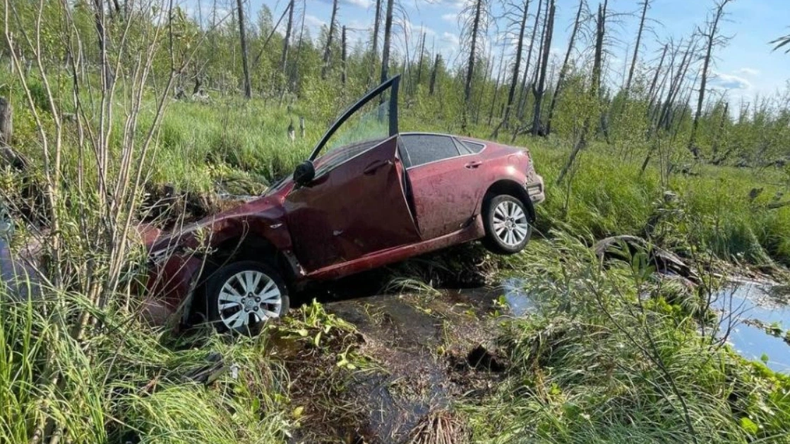 В ЯНАО водитель Mazda не справился с управлением и улетел с дороги в болото