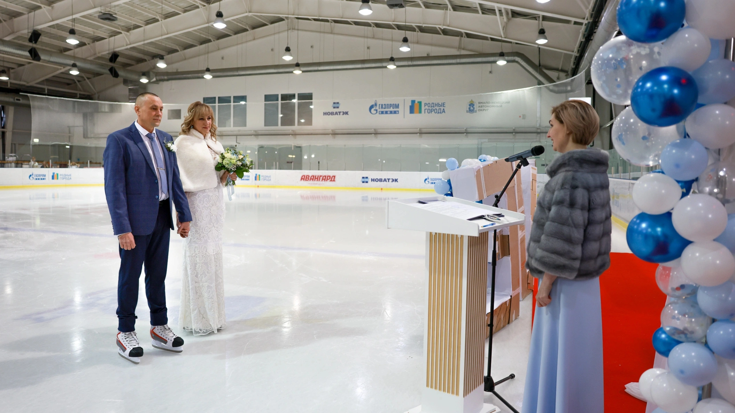 На Ямале сразу три пары молодоженов дали супружескую клятву на льду