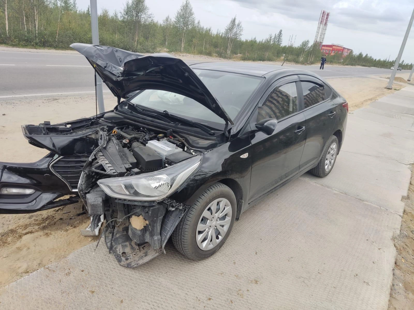 В Новом Уренгое водитель иномарки протаранил опору ЛЭП