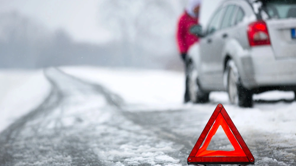 Новоуренгойские инспекторы ДПС помогли замерзавшим на дороге автомобилистам