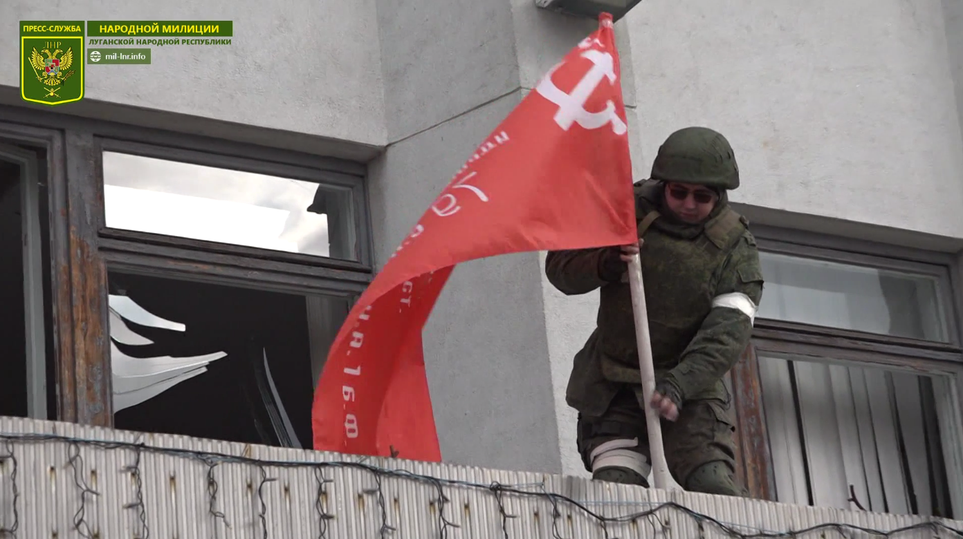 Народная милиция ЛНР подняла Знамя Победы над Рубежным. Видео | Ямал-Медиа