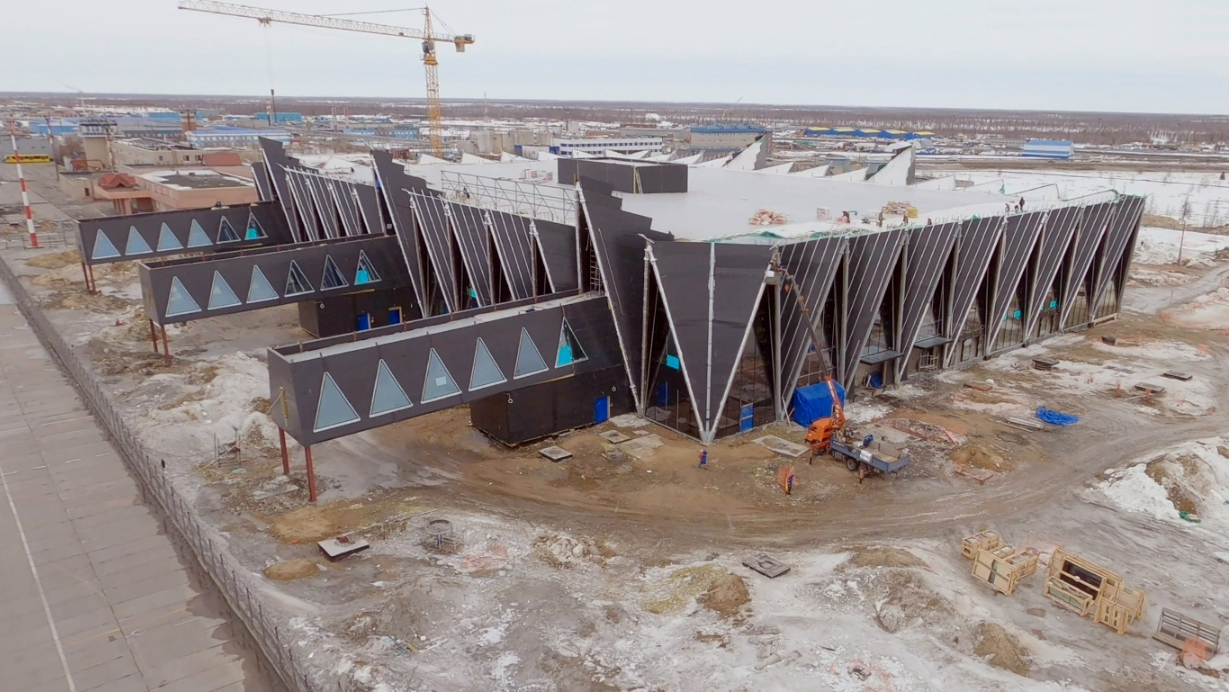 В строящемся терминале аэропорта Нового Уренгоя началась отделка фасадов