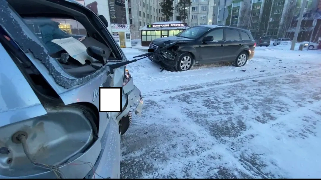 В Ноябрьске в аварию попал автомобиль с ребёнком внутри