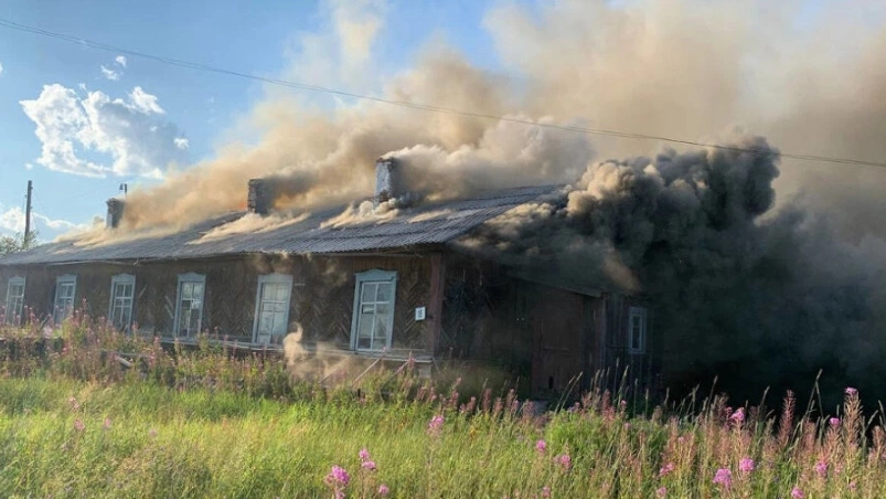 В Салехарде подожгли деревянный дом 501-й стройки