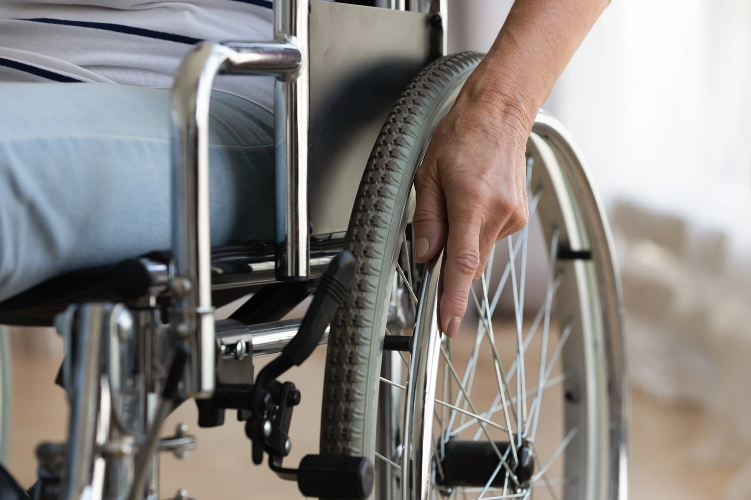 Прокуратур Надыма потребовал обеспечить доступ маломобильным горожанам в организацию инвалидов