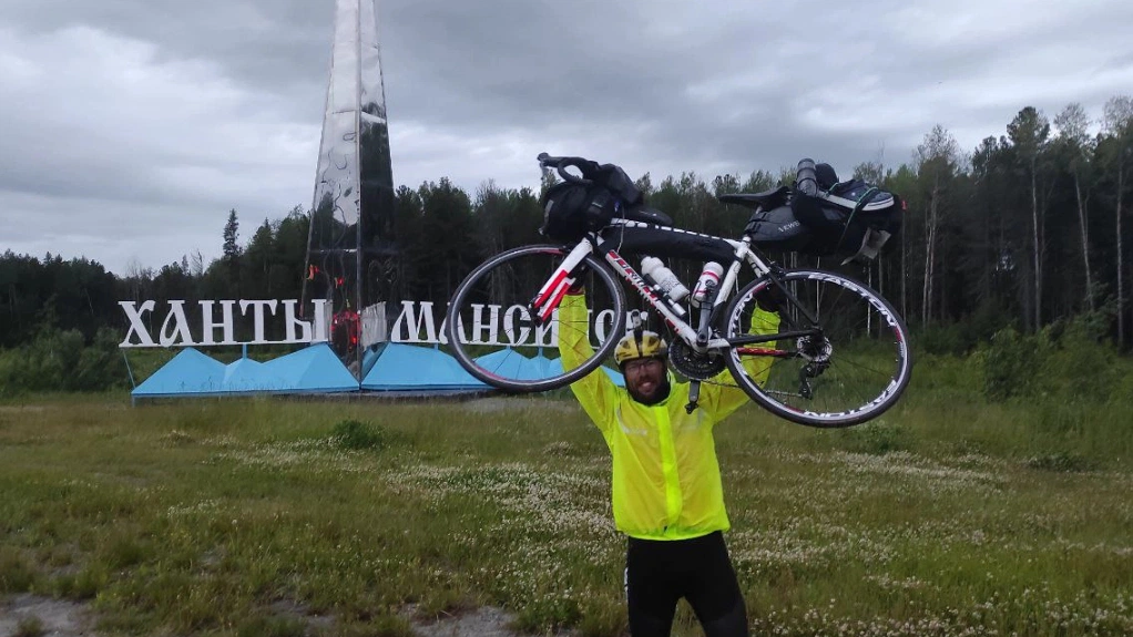 Из Салехарда — в Ханты-Мансийск. Велосипедист преодолел путь в 1700 км с двумя плюшевыми друзьями